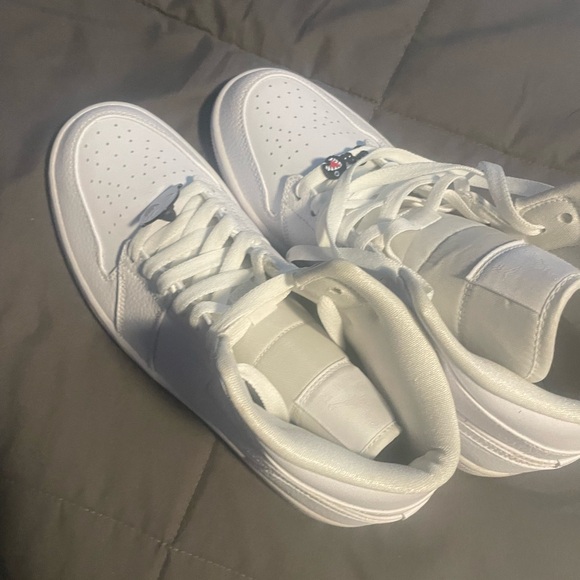 Air Jordan 1 mid/high all whits size 8.5 brand new never worn no box make offer - Picture 9 of 9
